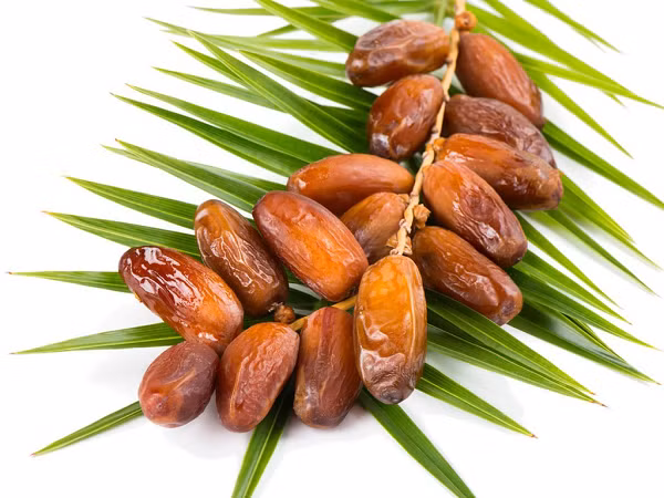 Nhiều quốc gia trên thế giới cũng trồng được chà là. Tại Trung Quốc, chà là mọc hoang nhiều, thậm chí còn được trồng để phủ xanh đất trọc, làm cây bóng mát hai bên đường. 