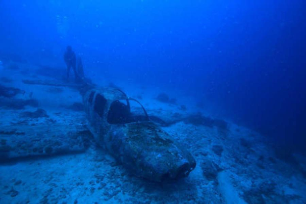 Năm 1492, nhà thám hiểm Christopher Columbus từng viết rằng số đo la bàn bỗng thất thường khi tàu đến gần khu vực. Một giả thiết cho rằng khu vực gần với đường cực âm của Trái đất nên làm lệch hướng la bàn