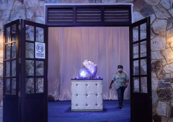 Đá Sapphire là 1 khoáng vật corundum có độ bền cao cùng chung người anh em là Ruby, ngoại trừ corundum màu đỏ được gọi là Ruby, còn lại tất cả những khoáng vật được hình thành từ corundum có màu sắc khác được gọi là Sapphire.