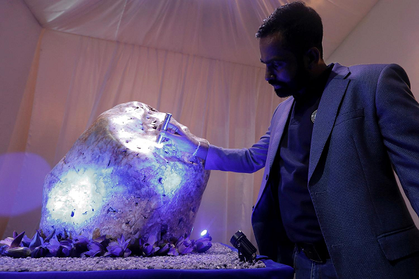 Sri Lanka là một trong những nước xuất khẩu sapphire và các loại đá quý hàng đầu thế giới. Năm 2020, quốc gia này kiếm được khoảng nửa tỷ USD thông qua việc xuất khẩu đá quý, kim cương và đồ trang sức.