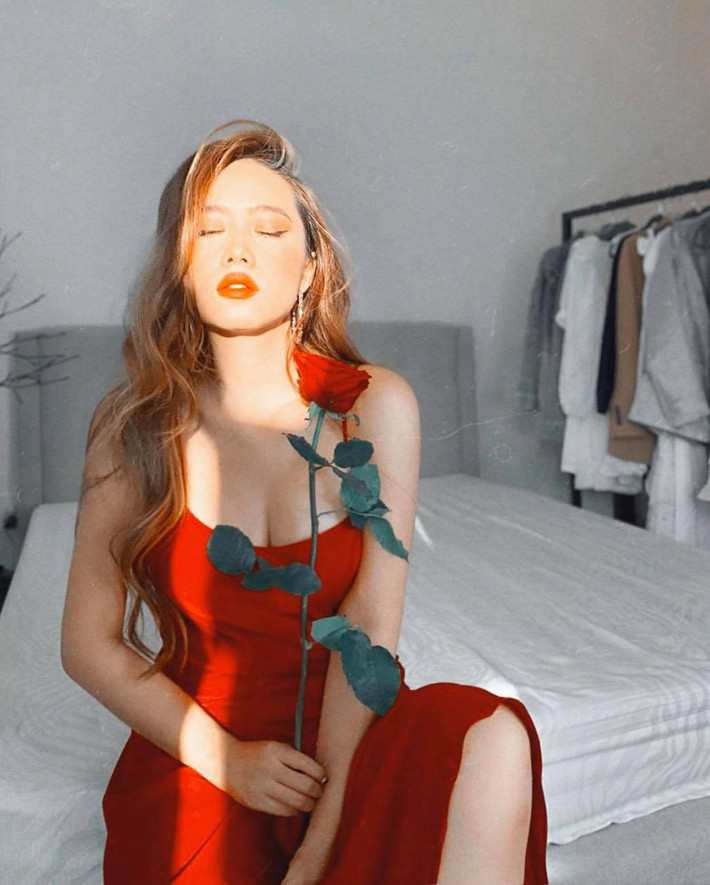 Cô nàng thường lựa chọn nhưng chiếc váy ôm khoe thân hình gợi cảm đặc biệt là vòng 1 căng tràn.