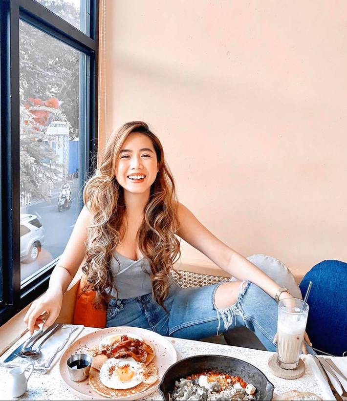 Một item mà Mina cực yêu thích đó là quần jeans tôn dáng, khoe trọn đường cong quyến rũ của cô nàng.