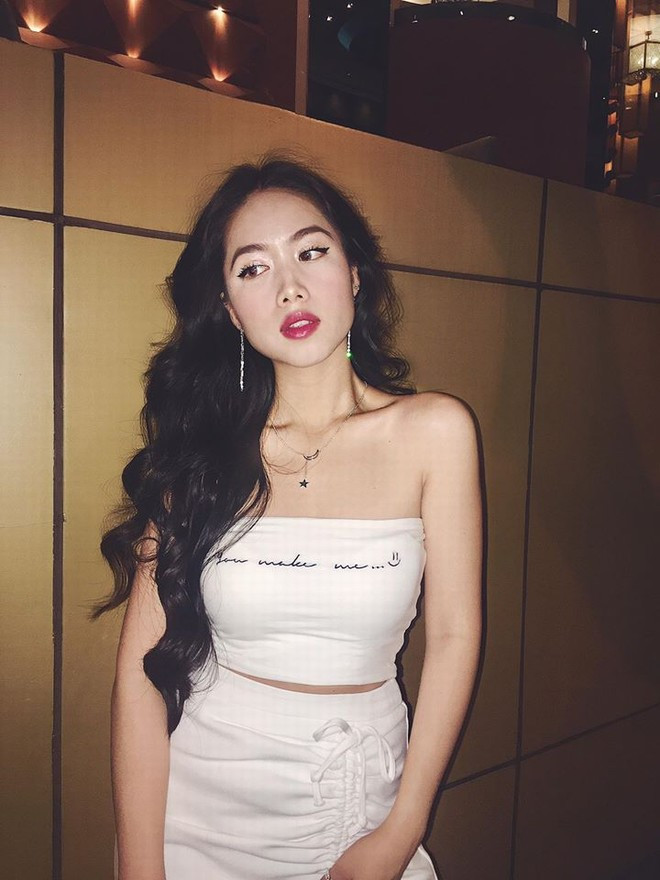 Bên cạnh khuôn mặt ưa nhìn, Mina sở hữu thân hình quyến rũ, bốc lửa đốt mắt người nhìn.