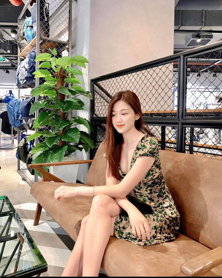 Những chiếc váy khoe vòng một sexy được nữ diễn viên tích cực lăng xê.