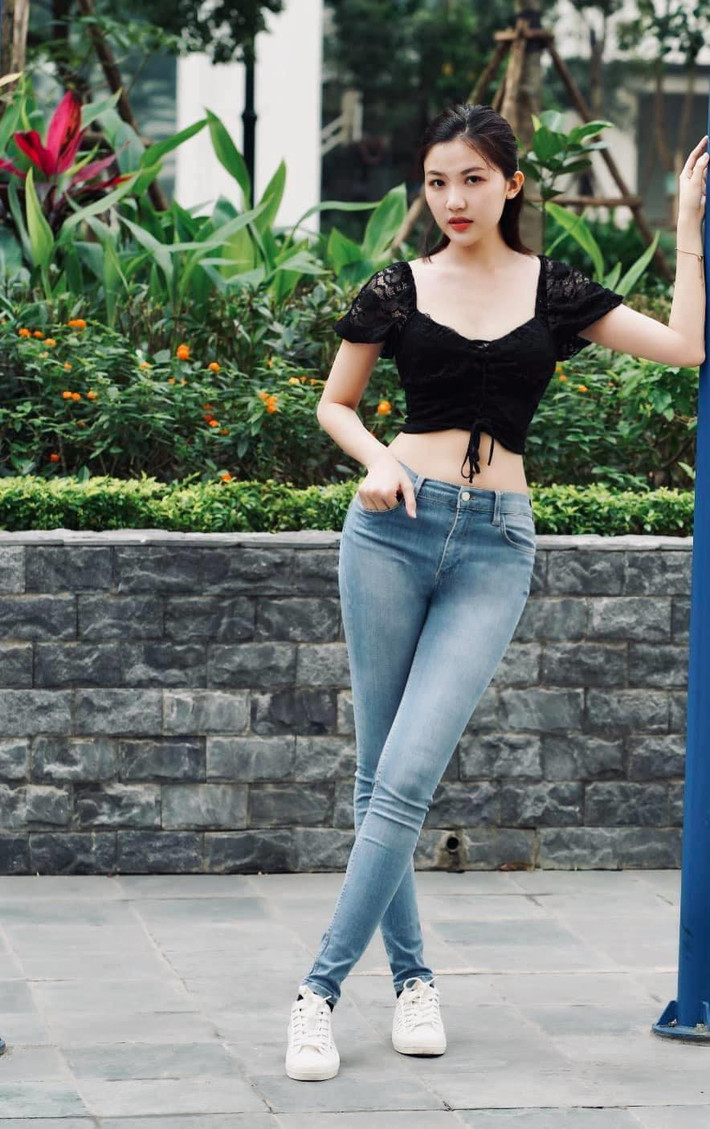 Khoe thân hình cực chuẩn với áo croptop ngắn cùng quần jeans.