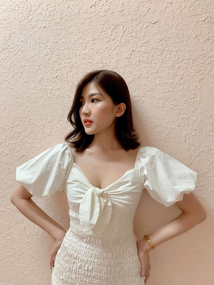 Vòng một đầy đặn là lợi thế để Huyền Thanh trở nên gợi cảm và quyến rũ.