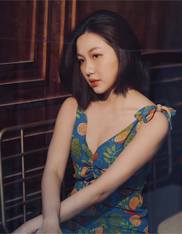 Dù theo phong cách nào, Lương Huyền Thanh vẫn giữ được nét nhẹ nhàng, trong sáng cùng thần thái hút hồn.