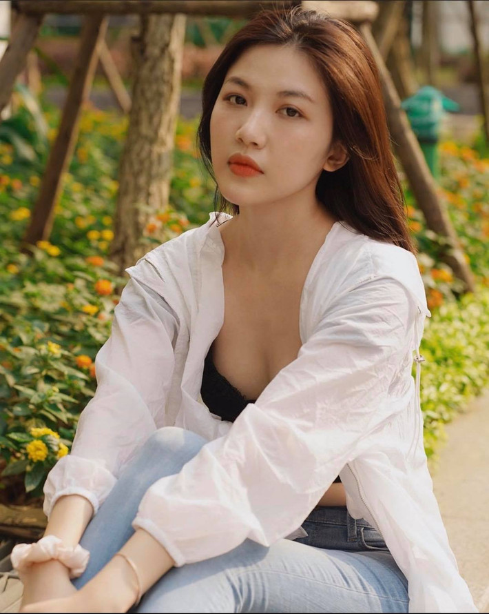 Sau khi thủ vai Trà trong bộ phim "Hoa hồng trên ngực trái", Huyền Thanh nhận được sự quan tâm lớn của khán giả Việt, trở thành "tiểu tam" bị ghét nhất màn ảnh.