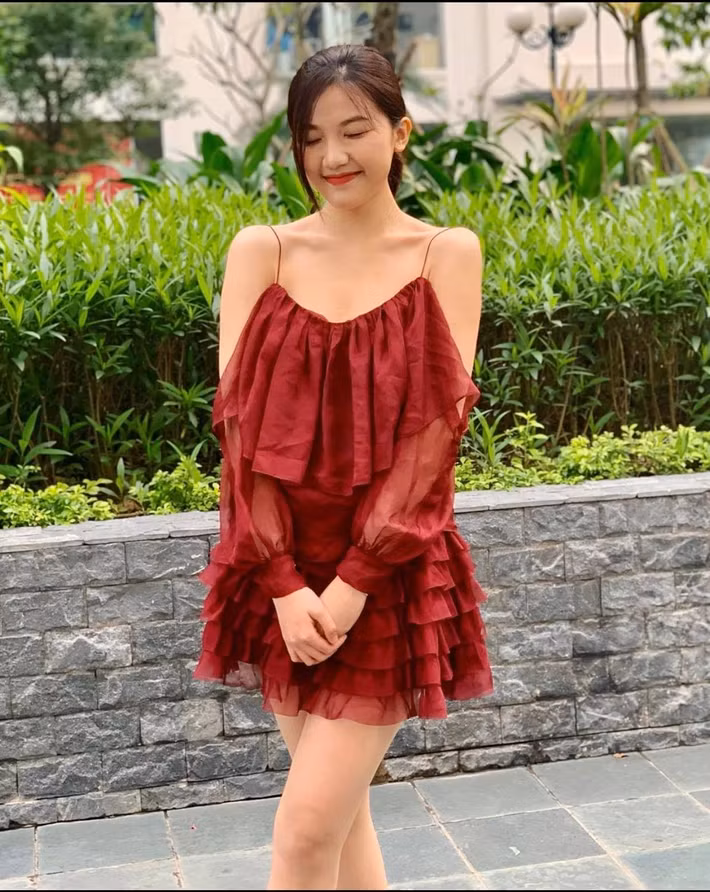 Mốt váy hai dây không nội y cũng được nữ diễn viên yêu thích là lựa chọn trong những buổi đi chơi khoe làn da mịn màng, vai trần gợi cảm.