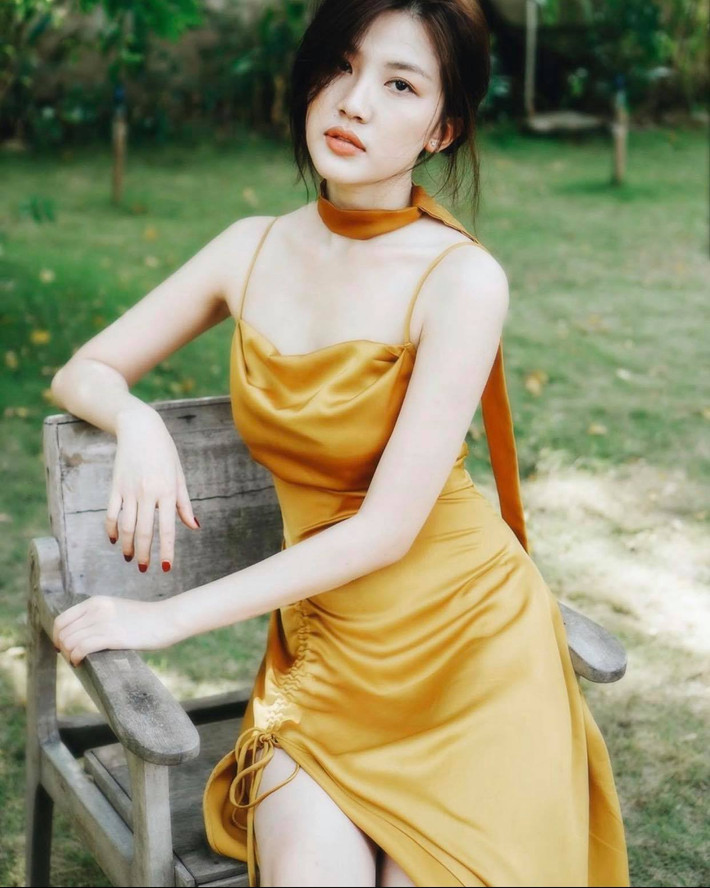 Sở hữu chiều cao nổi bật 1m70 cùng gương mặt xinh xắn, cô liên tục nhận được vai diễn trong những bộ phim đình đám dù tuổi đời và tuổi nghề còn rất trẻ.