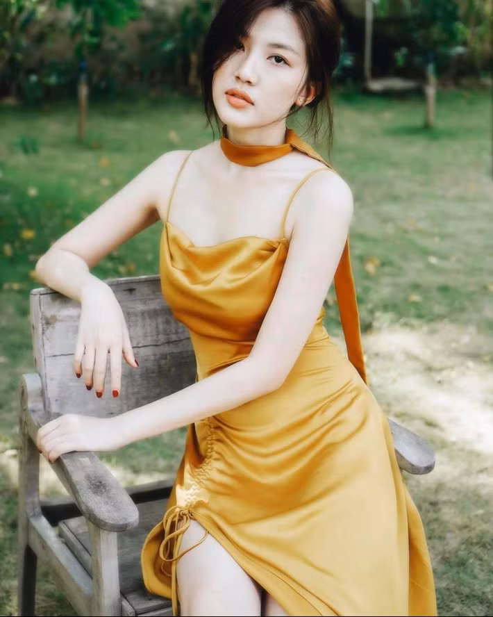 Sở hữu chiều cao nổi bật 1m70 cùng gương mặt xinh xắn, cô liên tục nhận được vai diễn trong những bộ phim đình đám dù tuổi đời và tuổi nghề còn rất trẻ.