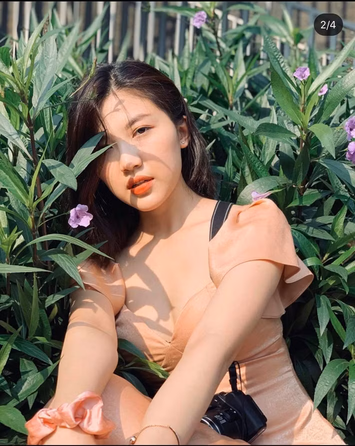 Khác với trên phim, Huyền Thanh ngoài đời vô cùng hiền lành và dễ thương. Cô cũng sở hữu gu thời trang đa dạng, trong đó nổi bật là phong cách sexy quyến rũ.