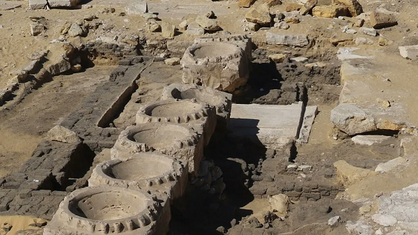 Nếu kim tự tháp là nơi an nghỉ cuối cùng và đảm bảo pharaoh được nâng lên vị trí thần linh sau khi chết, các pharaoh hy vọng đền Mặt Trời bảo chứng cho họ trở thành thần trong lúc còn sống.