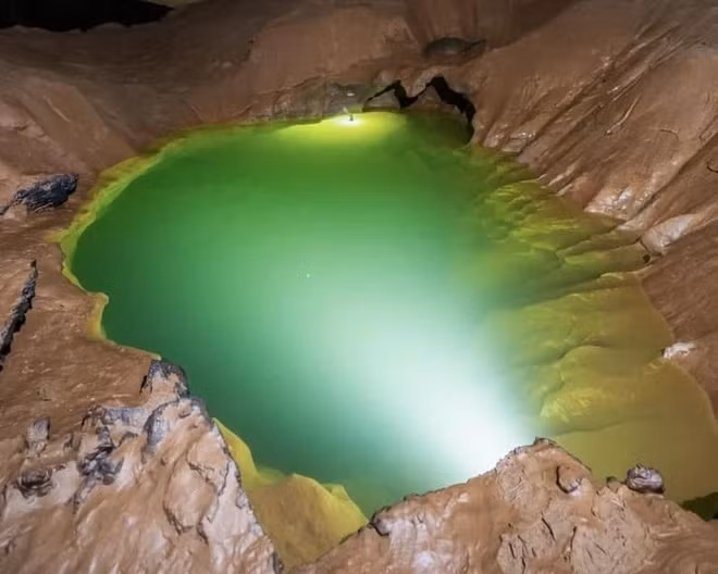 Nhiệt độ nước khoảng 16 độ C, lạnh hơn so với các hồ khác ở hang Thung (18-20 độ C).(Ảnh: Znews)