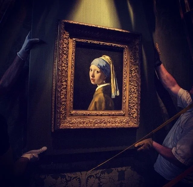 Các nghiên cứu gần đây đã chỉ ra rằng bức tranh này kích hoạt một hiện tượng thần kinh đặc biệt gọi là “Vòng lặp chú ý kéo dài”. Khi quan sát bức tranh, mắt của người xem tự động bị cuốn hút lần lượt từ đôi mắt của cô gái, đến miệng, rồi tới viên ngọc trai, sau đó quay trở lại đôi mắt, tạo thành một chu trình liên tục. Điều này khiến người xem không thể rời mắt và kéo dài thời gian thưởng thức tác phẩm.(Ảnh: Rad Art Media)