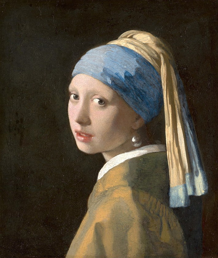 Bức tranh “Cô gái đeo khuyên tai ngọc trai” của danh họa Johannes Vermeer, hoàn thành vào khoảng năm 1665, không chỉ là một tác phẩm nghệ thuật nổi tiếng mà còn là một hiện tượng văn hóa, khiến người xem không thể rời mắt. Điều gì đã tạo nên sức hút đặc biệt này? (Ảnh: Wikipedia)