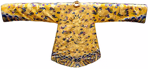 Trên áo mão của các vua hậu triều Nguyễn thường đính vàng bạc, trân châu, kim cương... để tăng thêm giá trị và uy nghi. Theo sách Khâm định Ðại Nam hội điển sự lệ, trên chiếc mũ vua đội lúc thiết đại triều có đính 31 hình rồng làm bằng vàng tốt; 30 đóa hoa vuông có khảm ngọc, đính thêm 140 hạt kim cương và trân châu. Ảnh: Long cổn của vua, mặc lúc tế lễ ở các miếu.