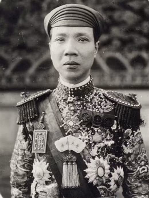 Tuy nhiên, trang phục cũng có lúc phá lệ. Áo thường triều của vua Khải Ðịnh hiện lưu giữ ở Bảo tàng Cổ vật Cung đình Huế, ngoài hoa văn rồng mây, thủy ba như thông lệ còn điểm xuyết 18 đóa hồng nhung thêu kim tuyến và chỉ bóng, cùng hai bông cúc đại đóa ở trước ngực và sau lưng. Trên một áo khác của vua còn có hình chim phượng đối mặt với rồng trong vầng mây hình cầu. Đây là sự thay đổi theo sở thích, tính cách của vua Khải Định. Bài viết sử dụng tư liệu của TS Trần Đức Anh Sơn, Bảo tàng Lịch sử Quốc gia.