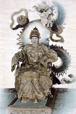 Mũ của hoàng thái hậu chỉ thêu 9 con phượng; mũ của cung giai thì tùy theo thứ bậc mà có từ 1 chim phượng đến 7 chim phượng... Ảnh: Hoàng thái hậu Đoan Huy (vợ vua Khải Định, mẹ vua Bảo Đại) trong trang phục Đại triều.