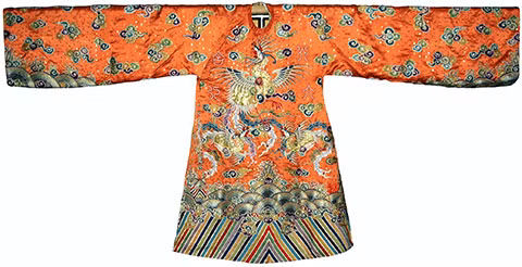 Về đề tài trang trí, sự phân chia thứ bậc theo chủ đề được tuân thủ nghiêm ngặt. Áo vua thêu rồng, áo hoàng tử trang trí lân, áo hoàng hậu công chúa thêu hoa và chim phượng (có 3 dải đuôi), áo công chúa thêu chim loan (giống như chim phượng nhưng chỉ có 1 dải đuôi). Mũ đại triều của vua có 9 hình rồng hướng thiên bằng vàng. Ảnh: Phượng bào của hoàng hậu, mặc lúc thiết đại triều.