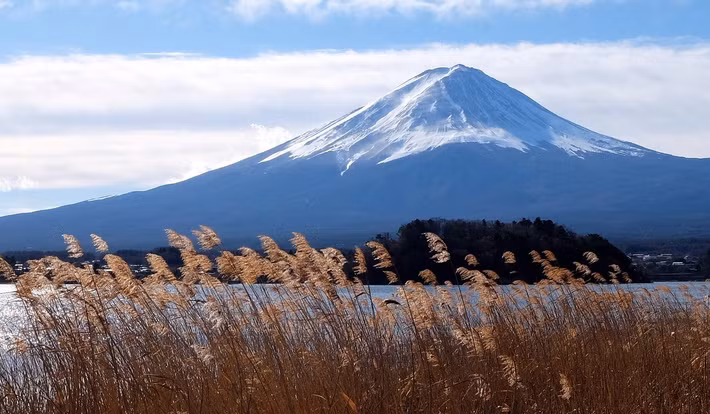 Núi Phú Sĩ, nằm giữa hai quận Yamanashi và Shizuoka, từ lâu đã là biểu tượng của văn hóa, nghệ thuật và tôn giáo của Nhật Bản. Ngọn núi này hiện diện trong lòng người Nhật qua nhiều thế kỷ và là nguồn cảm hứng cho nhiều tác phẩm nghệ thuật và văn học.(Ảnh: Tripadvisor)