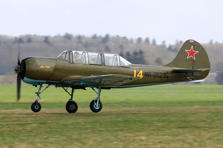 Ban đầu, Cục thiết kế Yakovlev chế tạo Yak-52 như một máy bay huấn luyện nhào lộn cho Không quân Liên Xô. Tuy nhiên trong quá trình đưa vào trang bị Yak-52 đã thể hiện mình phù hợp với một nhiệm vụ khác đó là làm máy bay huấn luyện cơ cấp. Nguồn ảnh: RussiaPlanes.