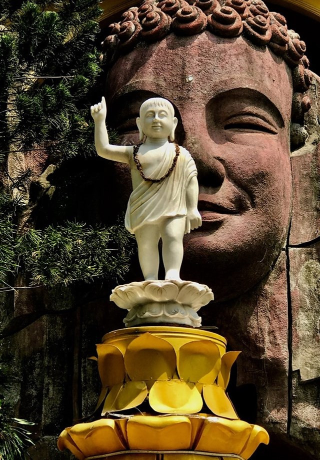 Theo đó, lối vào cổng chùa không có cửa, hai bên là hai hình tượng Phật đứng và ngồi. Trong khuôn viên chùa, nhiều tượng phật và các vị La Hán cũng được bố trí rải đều khắp nơi. Như trong chánh điện chùa, trụ trì đặt tượng Phật Thích Ca Mâu Ni bằng đá cẩm thạch cùng dãy tượng thập bát La Hán. 