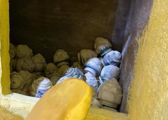 Sau khi nhiều người đến chùa cũng như cơ quan chức năng vào cuộc thì trụ trì chùa là Thượng tọa Thích Thiện Chiếu mới ra làm việc. Theo đó, nguyên nhân dẫn đến sự việc đáng tiếc trên là do nhà chùa đang xây sửa lại hầm cốt bị hư hỏng, xuống cấp. Khi di chuyển tro đã làm rơi vãi di ảnh, sắp xếp tro cốt không ngăn nắp.