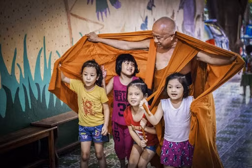 Không chỉ là nơi có cảnh quan hùng vĩ, chùa Kỳ Quang cũng được biết đến là nơi cưu mang nhiều trẻ mồ côi và khuyết tật. Hòa thượng Thích Thiện Chiếu là người lập Mái ấm tình thường chùa Kỳ Quang 2 năm 2014.