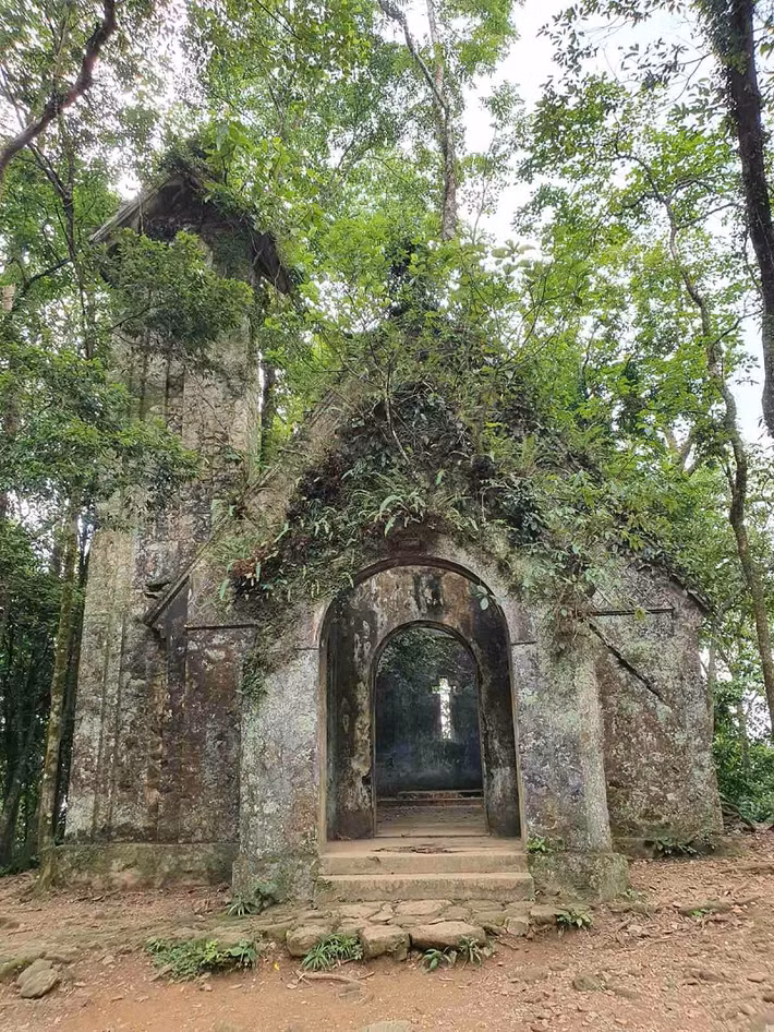 Trong ảnh là phế tích nhà thờ ở độ cao 800m.