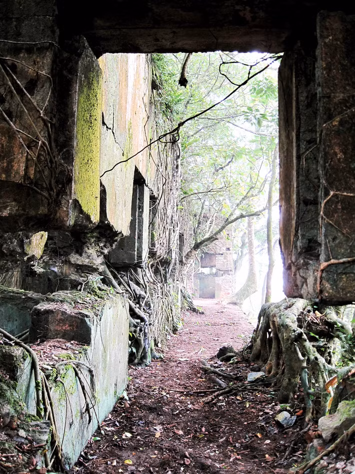 Có khoảng 200 phế tích về khu nghỉ dưỡng người Pháp vẫn còn tồn tại trên núi Ba Vì. Theo thời gian, các công trình nay chỉ còn là những phế tích.