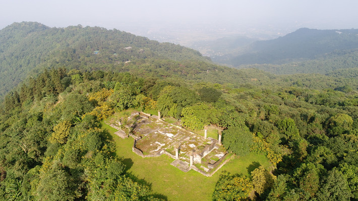 Sự tàn lụi của khu nghỉ dưỡng Ba Vì kể từ năm 1945, khi Cách mạng tháng 8 nổ ra. Đến nay, nhiều công trình đã mất dấu, hoặc chôn vùi trong lớp cỏ cây và rêu phong. Nhiều câu hỏi đặt ra, có nên khôi phục lại các phế tích và khôi phục thế nào để phát huy được hiệu quả các công trình này?