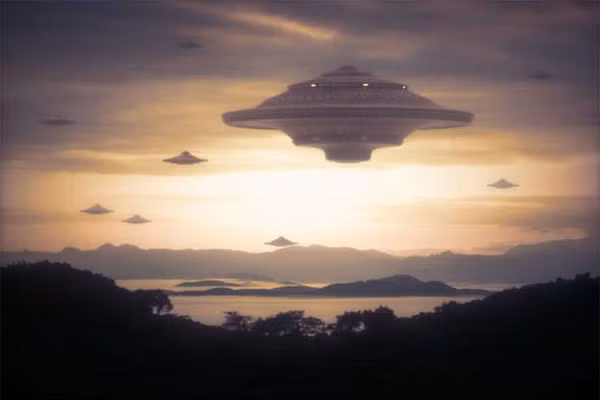 Nhà phân tích UFO nổi tiếng Scott C. Waring cũng cho rằng, quả cầu nghi là UFO này chính là bằng chứng "người ngoài hành tinh đang theo dõi chúng ta".