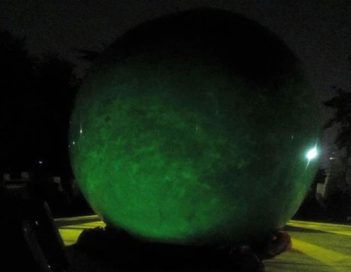 Thế nhưng, với cái giá này cho một viên dạ minh châu thật sự không có ai chịu bỏ tiền ra mua, thay vào đó thì họ chỉ đến xem cho thỏa lòng hiếu kỳ mà thôi.