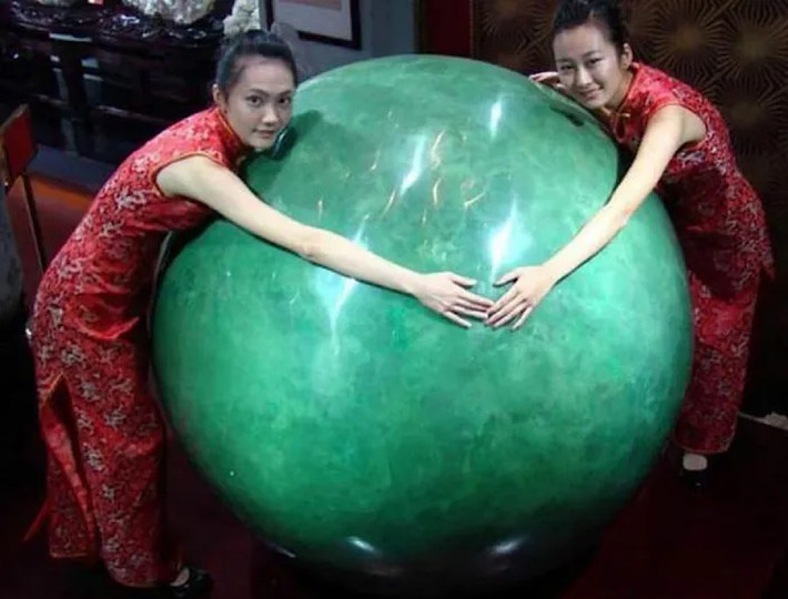 Với nỗ lực không ngừng nghỉ, đội công nhân của Zhao Sheliang đã tìm thấy một số viên đá huỳnh quang với kích thước to nhỏ khác nhau. Nhận thấy tình hình có vẻ khả quan, ông yêu cầu đội công nhân đào sâu hơn thì phát hiện viên ngọc khổng lồ và còn có thể phát ra ánh sáng màu xanh ngọc.