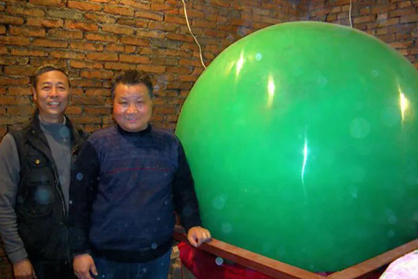 Một số người chê cười Zhao Sheliang vì tốn công tìm kiếm, mài giũa tạo nên viên dạ minh châu mà lại không thể bán được và chỉ biết mang đi khắp nơi trưng bày làm "đèn đường".