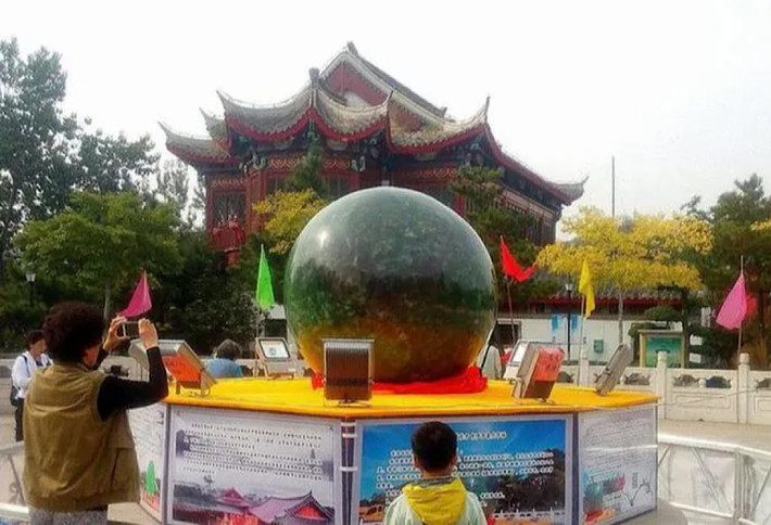 Viên bảo ngọc lục quang khổng lồ của Zhao Sheliang đã trở thành viên dạ minh châu lớn nhất thế giới năm 2004 và sau đó lần đầu tiên được triển lãm tại Cung bảo ngọc Kiều Văn Xương Hải Nam. Chuyên gia đã định giá cho viên dạ minh châu này là 2,6 tỷ NDT (hơn 9.200 tỷ VND).