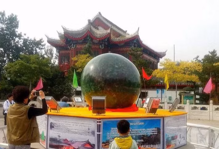 Viên bảo ngọc lục quang khổng lồ của Zhao Sheliang đã trở thành viên dạ minh châu lớn nhất thế giới năm 2004 và sau đó lần đầu tiên được triển lãm tại Cung bảo ngọc Kiều Văn Xương Hải Nam. Chuyên gia đã định giá cho viên dạ minh châu này là 2,6 tỷ NDT (hơn 9.200 tỷ VND).