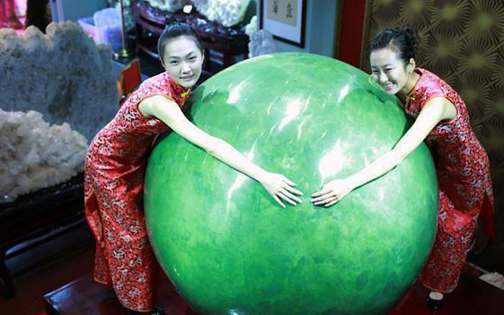 Dưới góc độ hóa học, dạ minh châu chính là fluorit và chỉ có 3% fluorit có thể phát ra ánh sáng nên rất quý. Fluorit tự nhiên rất có giá trị, trong khi fluorit nhân tạo lại không đem lại thu nhập cao.