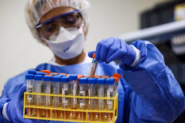 Hiện phần lớn dân số thế giới vẫn chưa được tiêm vắc xin. Trong khi đó, tại các nước phát triển ngày càng nhiều trường hợp tiêm đủ liều nhưng vẫn mắc bệnh, do hiệu quả bảo vệ của vắc xin giảm dần theo thời gian. Vì vậy, xuất hiện một biến thể đáng lo ngại sẽ mang đến những mối nguy hiểm tiềm ẩn cho thế giới.