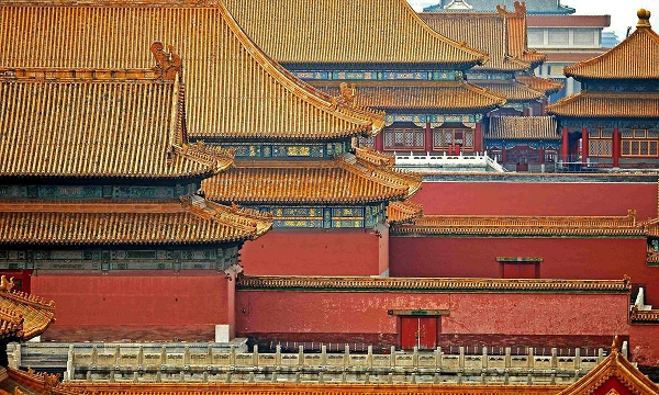 Có một quy định rất kỳ lạ ở Tử Cấm Thành là dù vào bất cứ lúc nào trong năm, nơi này sẽ tiễn và không nhận bất cứ du khách nào cũng như đóng cửa sau 5h chiều mỗi ngày. Nhiều lí do bí ẩn được đưa ra nhưng không ai biết chắc chắn tại sao lại như vậy.