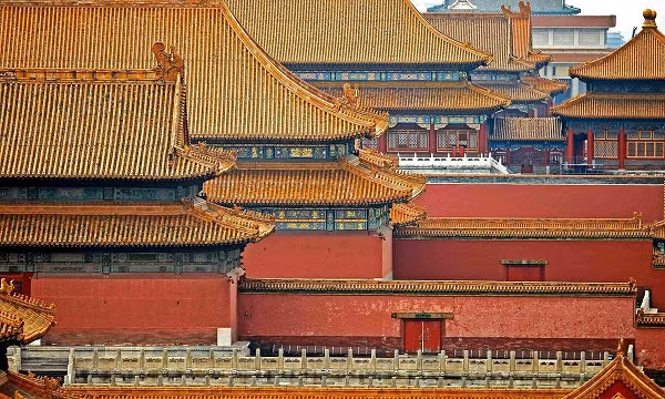 Có một quy định rất kỳ lạ ở Tử Cấm Thành là dù vào bất cứ lúc nào trong năm, nơi này sẽ tiễn và không nhận bất cứ du khách nào cũng như đóng cửa sau 5h chiều mỗi ngày. Nhiều lí do bí ẩn được đưa ra nhưng không ai biết chắc chắn tại sao lại như vậy.