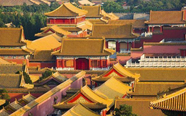 Có thể vì Tử Cấm Thành sẽ trở nên lạnh lẽo, u ám bất kể là ngày lạnh hay nóng là do có âm khí nặng nề. Theo quan niệm của người Trung Quốc, ở những nơi có âm khí nặng thường khiến cho sức khỏe của con người bị ảnh hưởng.