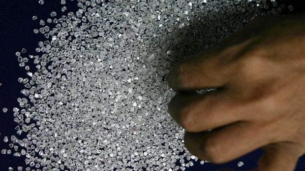 Cách đây 15 triệu năm, một tiểu hành tinh có đường kính 1 km di chuyển với vận tốc 25 km/s đã lao xuống khu vực, tạo nên một cái hố khổng lồ rộng 26 km.