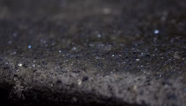 Tuy nhiên, vùng lõm khổng lồ nơi thị trấn Nördlingen tọa lạc trước đây bị thiên thạch va trúng, khiến nó có hình dạng đặc biệt như ngày nay. Cũng nhờ đó mà bên dưới thị trấn này là một mỏ kim cương khổng lồ.