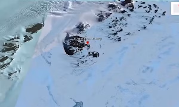 Sau đó, anh chỉ sang bên cạnh. Chủ nhân video tiếp tục: "Phía bên phải đây là một lỗ hổng khác trên mặt đất, nó trông giống như một hình vuông lớn bên cạnh mái vòm tròn".