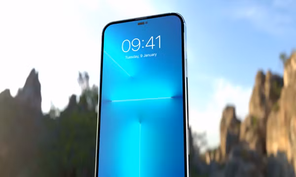 Ở mặt trước, người xem có thể thấy iPhone 14 Pro màu xanh mint sở hữu màn hình đục lỗ hình chữ "i" cùng các viền màn hình xung quanh tương đối mỏng.