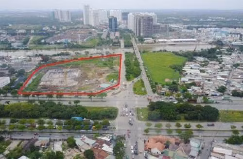 Dự án Phước Kiển - Nhà Bè có diện tích 3.000 m2 tại huyện Nhà Bè được QCG hy vọng đem về vài trăm tỷ đồng, giúp cho QCG có nguồn vốn để chờ đợi chính quyền hoàn tất các thủ tục cho các dự án đang dở dang. Tuy nhiên, theo bà Loan, dự án này của QCG cũng đang gặp khó khăn. Ảnh: Zing.