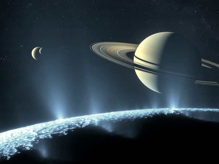 Điểm nổi bật của Sao Thổ là hệ thống vành đai rộng lớn nhất trong Hệ Mặt Trời, được cấu tạo chủ yếu từ băng nước và các hạt bụi. Sao Thổ có ít nhất 62 vệ tinh tự nhiên, trong đó Titan là vệ tinh lớn nhất và chiếm phần lớn khối lượng. (Ảnh: Scientific American)