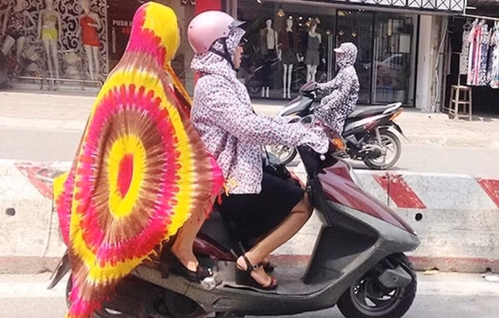 Cô gái nổi bần bật giữa phố khi trùm kín từ đầu đến chân bằng chiếc khăn sặc sỡ. Tuy nhiên sẽ rất nguy hiểm nếu chiếc khăn cuốn vào bánh xe.